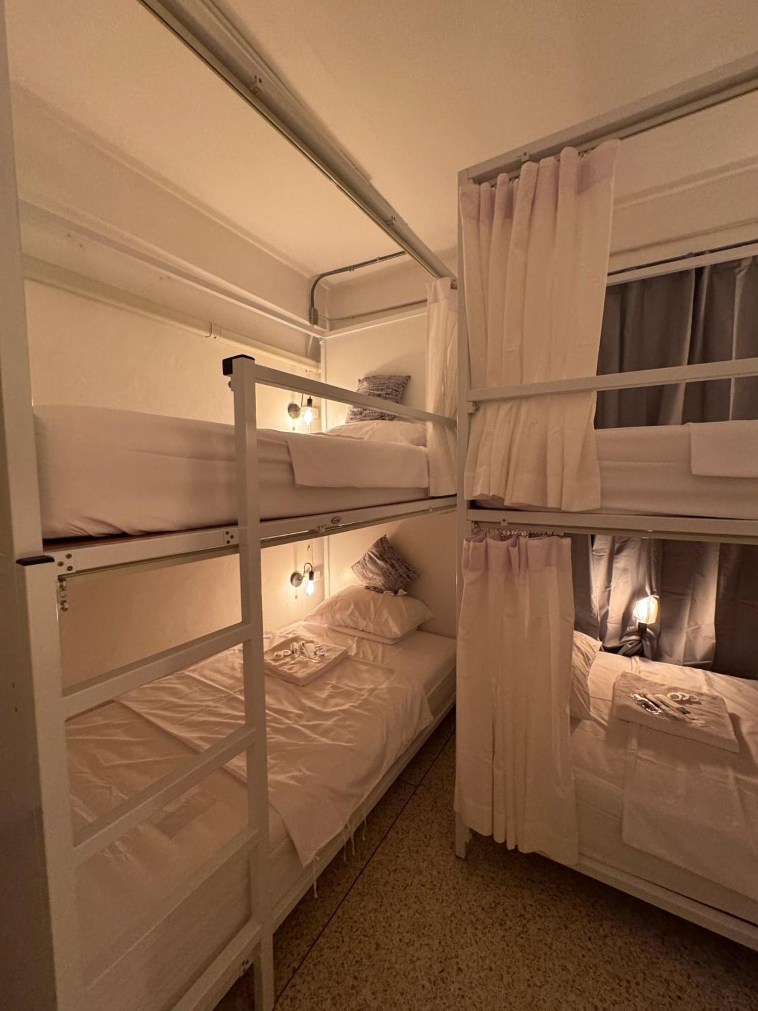 Twenty Two Place Hostel - Sukhumvit 22 Бангкок Экстерьер фото