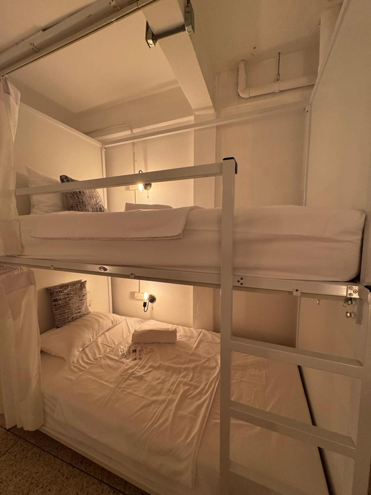 Twenty Two Place Hostel - Sukhumvit 22 Бангкок Экстерьер фото