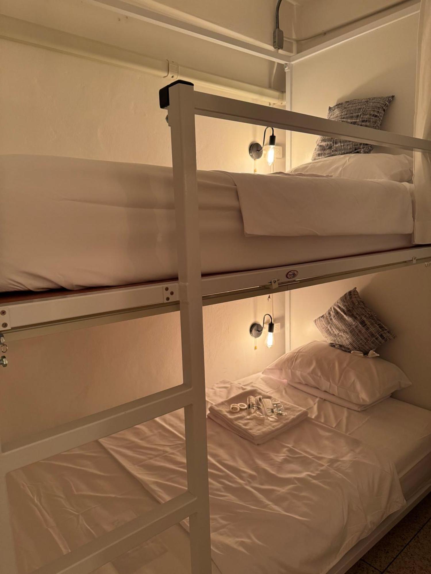 Twenty Two Place Hostel - Sukhumvit 22 Бангкок Экстерьер фото
