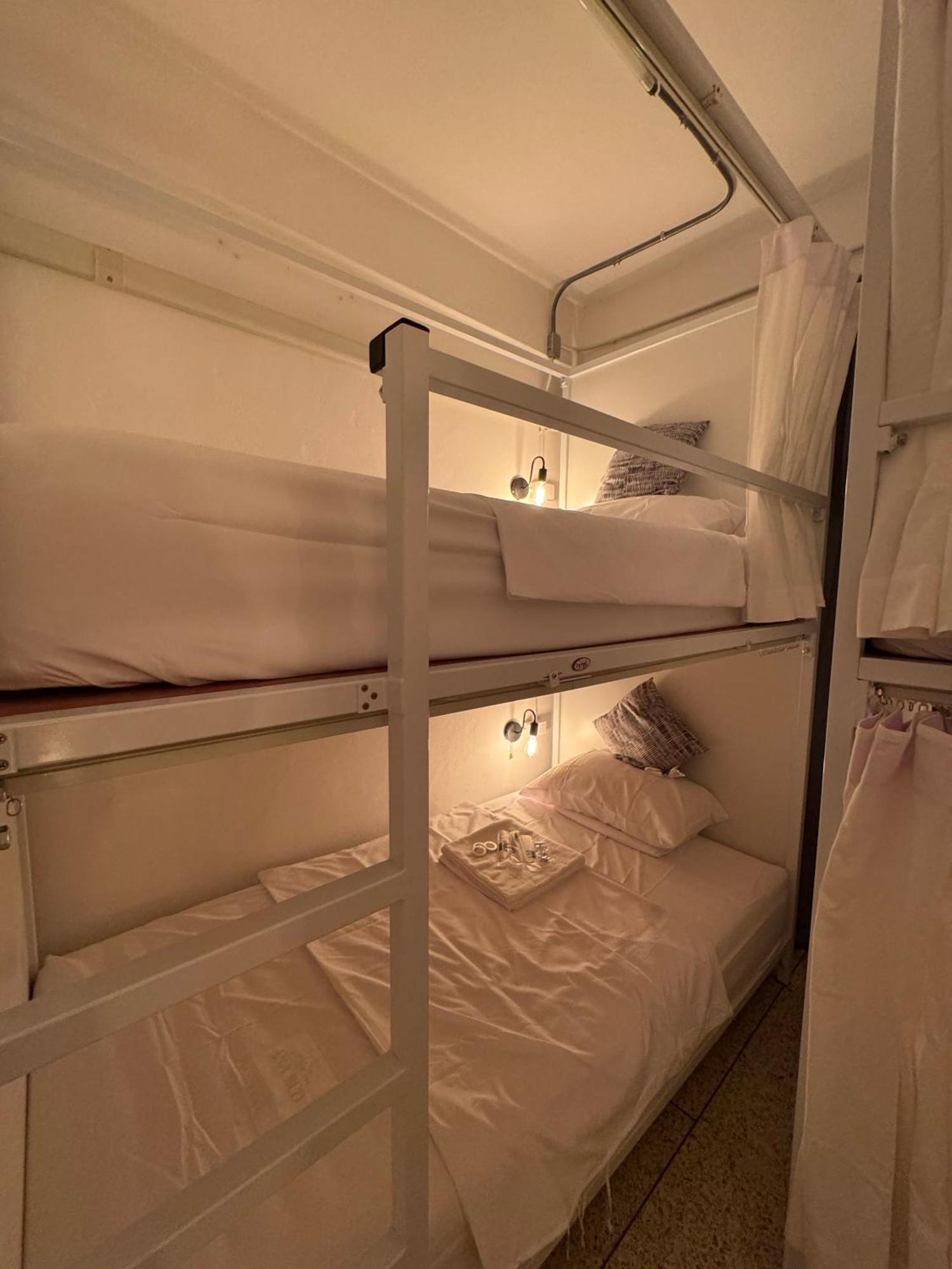 Twenty Two Place Hostel - Sukhumvit 22 Бангкок Экстерьер фото