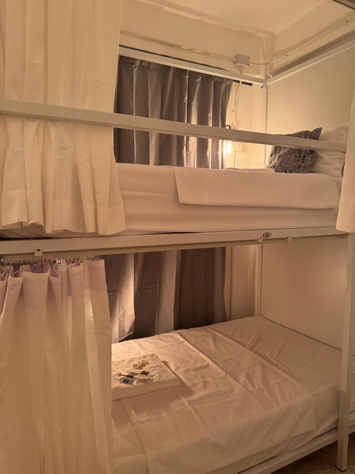 Twenty Two Place Hostel - Sukhumvit 22 Бангкок Экстерьер фото