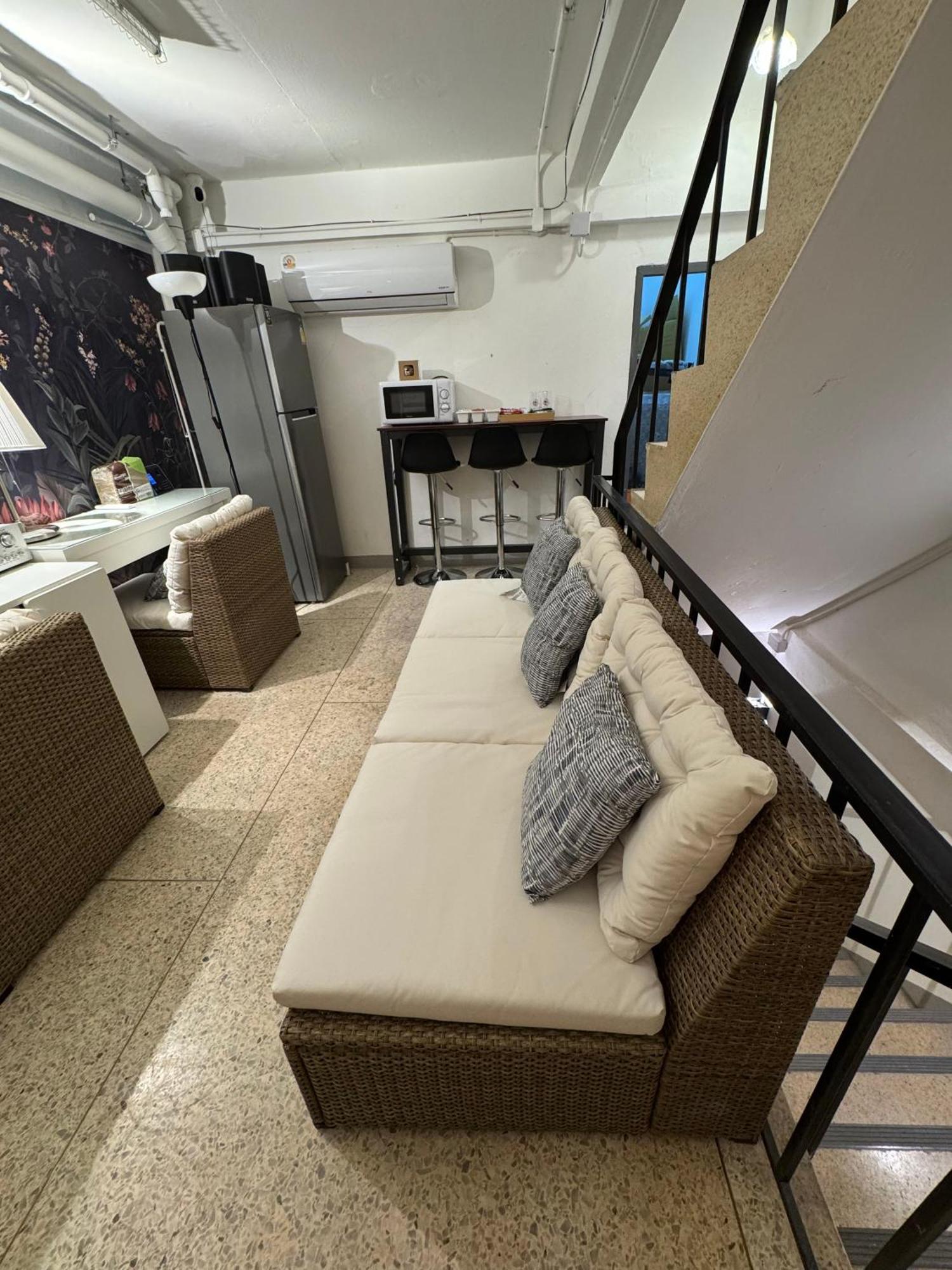 Twenty Two Place Hostel - Sukhumvit 22 Бангкок Экстерьер фото
