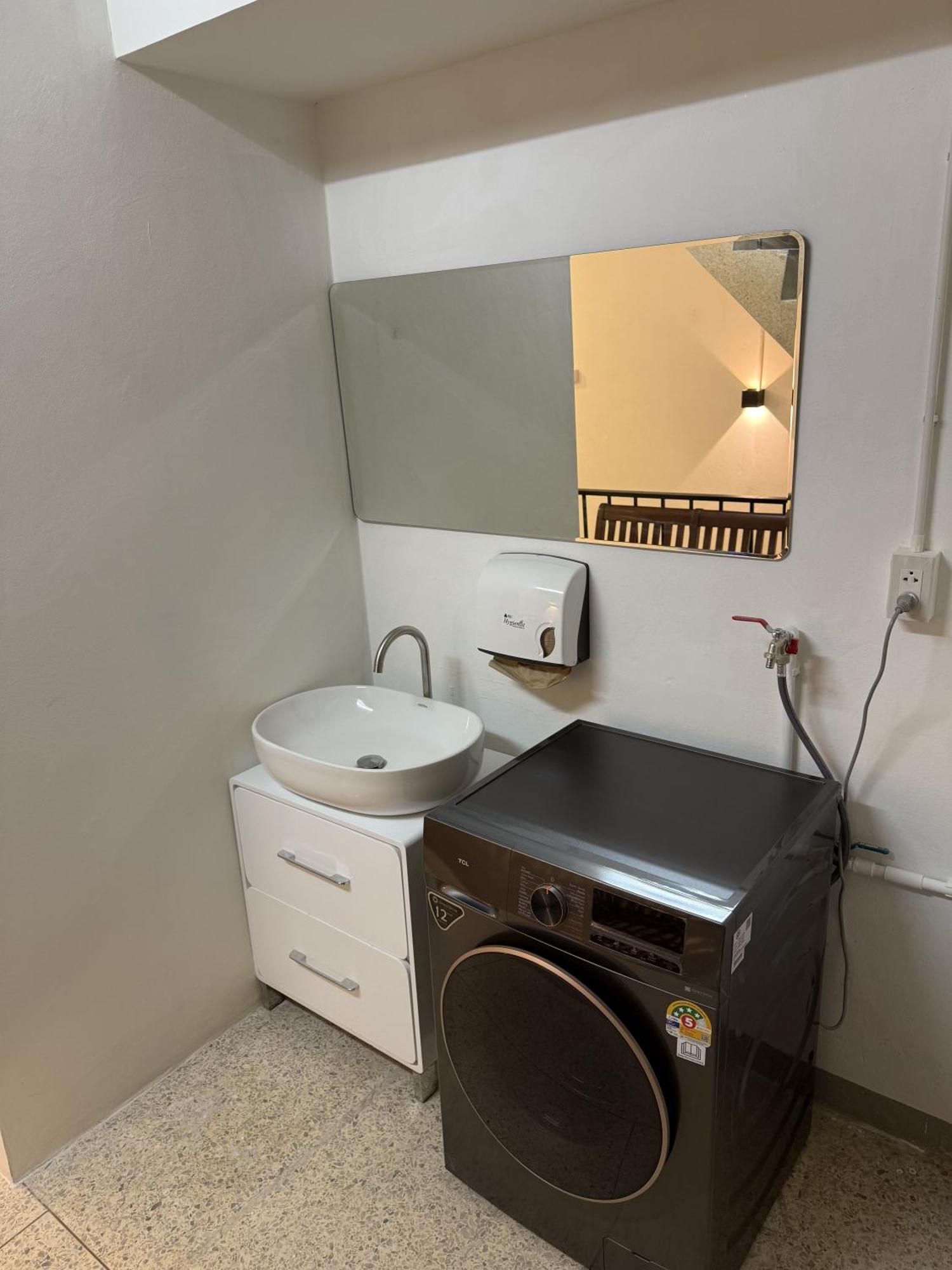 Twenty Two Place Hostel - Sukhumvit 22 Бангкок Экстерьер фото