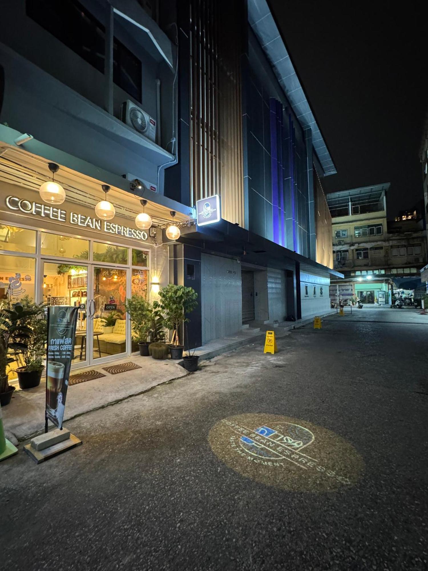 Twenty Two Place Hostel - Sukhumvit 22 Бангкок Экстерьер фото