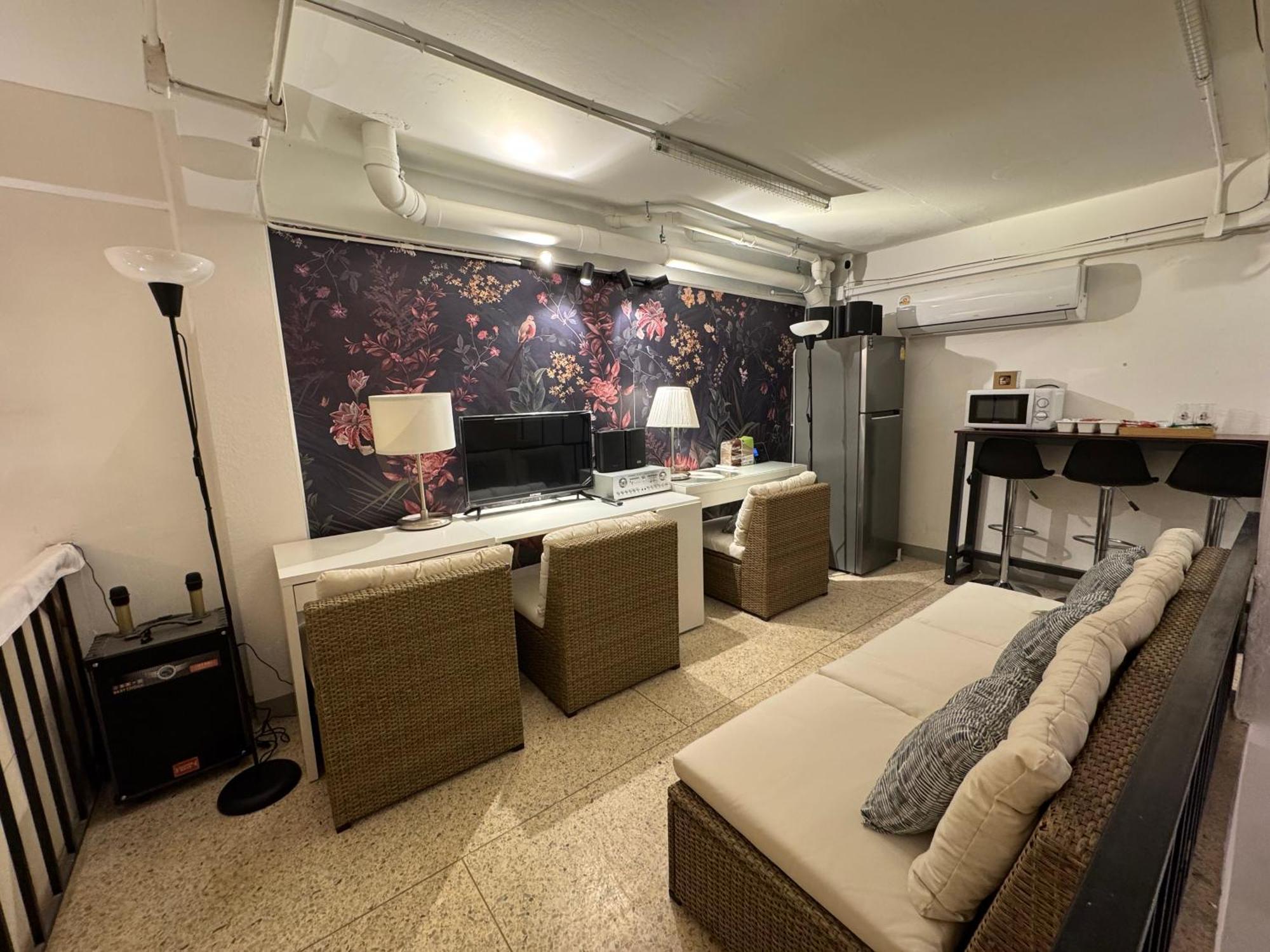 Twenty Two Place Hostel - Sukhumvit 22 Бангкок Экстерьер фото