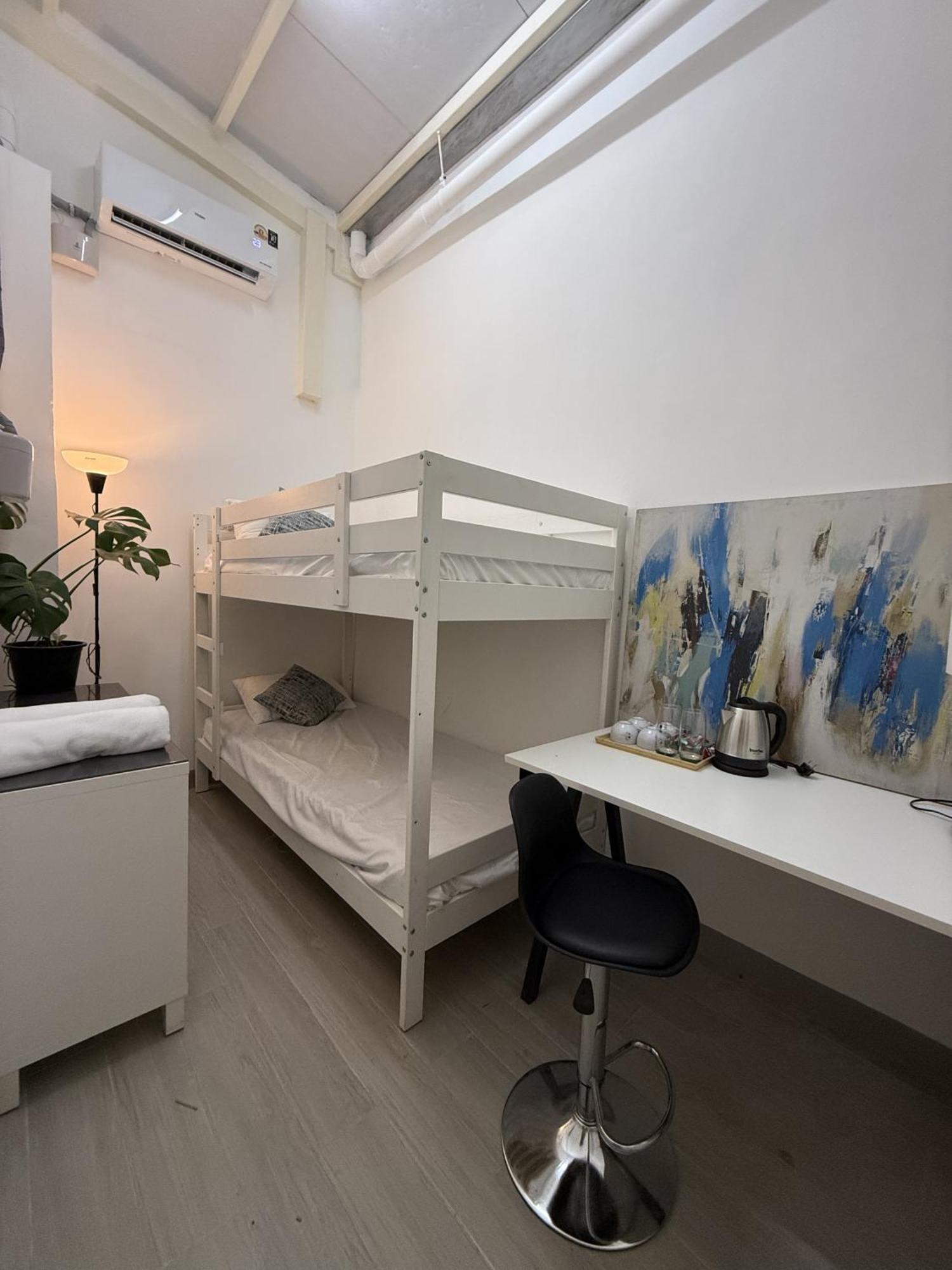 Twenty Two Place Hostel - Sukhumvit 22 Бангкок Экстерьер фото