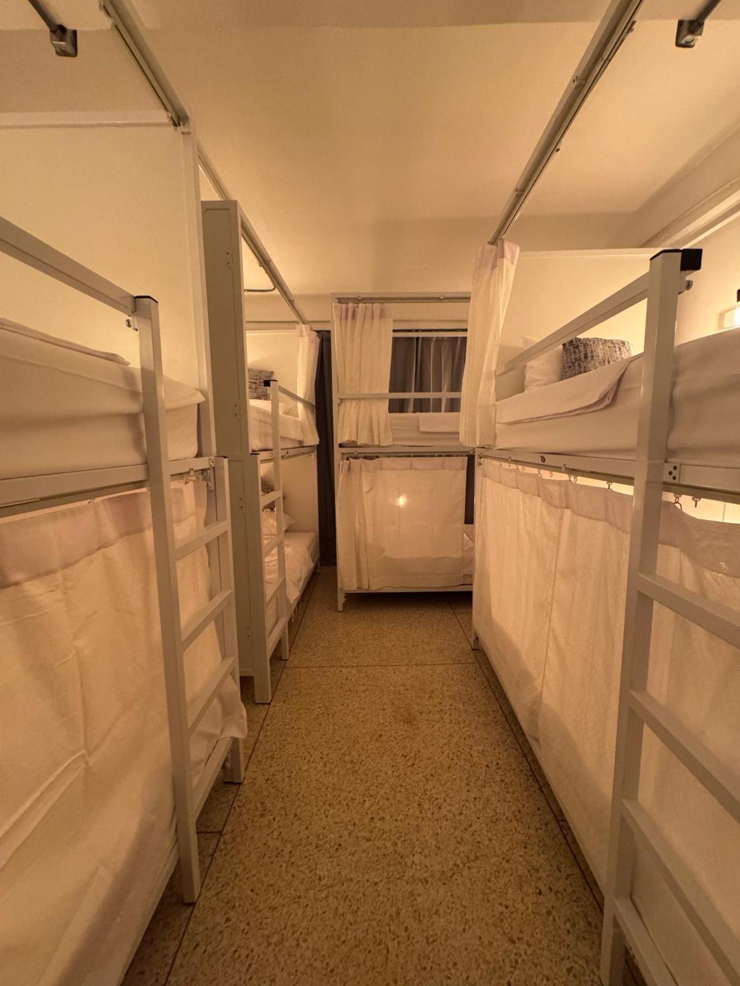 Twenty Two Place Hostel - Sukhumvit 22 Бангкок Экстерьер фото