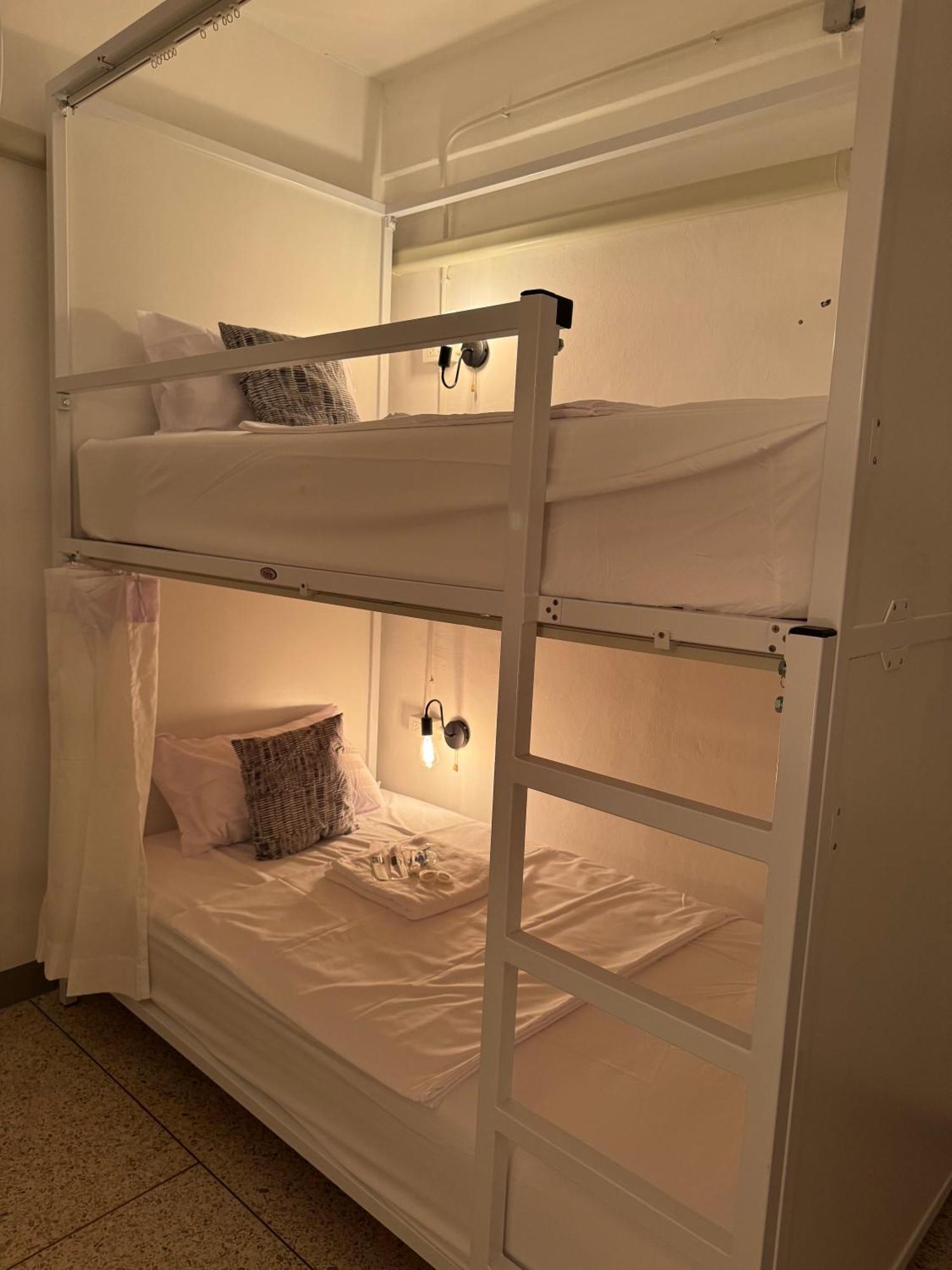 Twenty Two Place Hostel - Sukhumvit 22 Бангкок Экстерьер фото
