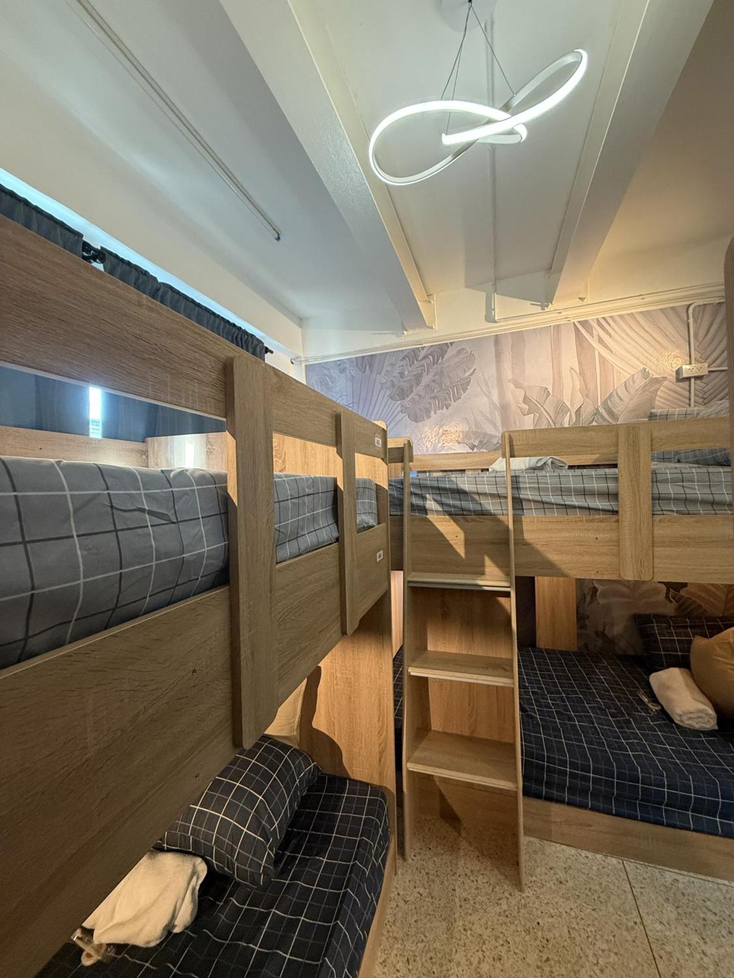Twenty Two Place Hostel - Sukhumvit 22 Бангкок Экстерьер фото